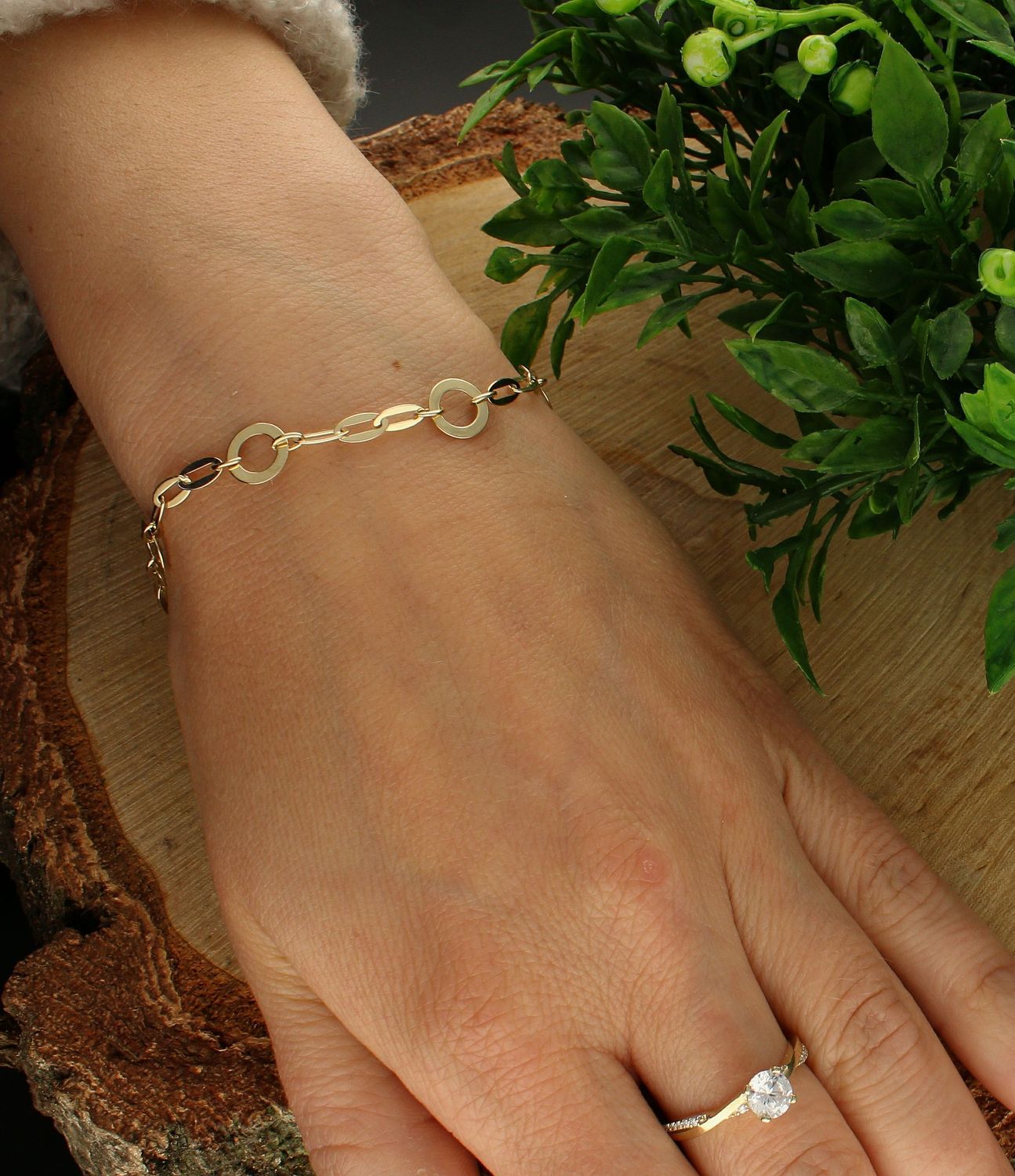 Bransoletka złota 333 przeplatane duże oczka BR 6835 333. Złota bransoletka damska. Złota bransoletka o nowoczesnym wzorze. Ozdobne oczka. Złota bransoletka idealna na prezent. Bransoletka złota dla każdej kobiety (1).jpg